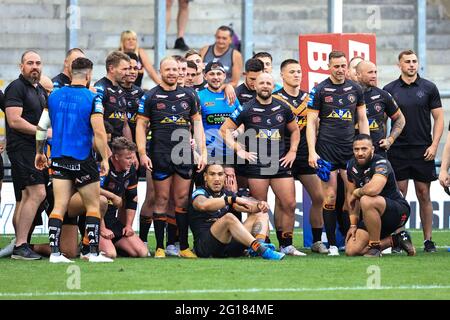 Leigh, Royaume-Uni. 05e juin 2021. Castleford Tigers fête la victoire à Leigh, Royaume-Uni, le 6/5/2021. (Photo de Mark Cosgrove/News Images/Sipa USA) crédit: SIPA USA/Alay Live News Banque D'Images