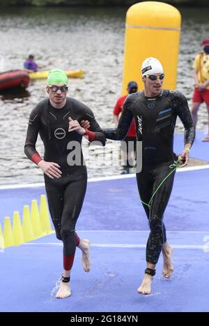 Leeds, Royaume-Uni. 05e juin 2021. Un athlète de para court avec un guide pendant la série AJ Bell 2021 World Triathlon Para Series à Roundhay Park, Leeds. Crédit: SPP Sport presse photo. /Alamy Live News Banque D'Images