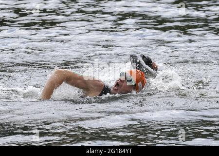 Leeds, Royaume-Uni. 05e juin 2021. Un athlète parasportif en natation avec un guide pendant la série AJ Bell 2021 World Triathlon Para Series à Roundhay Park, Leeds. Crédit: SPP Sport presse photo. /Alamy Live News Banque D'Images