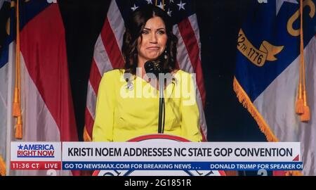 Juin 05 2021, Greenville, Caroline du Nord, États-Unis - le gouverneur du Dakota du Sud KRISTI NOEM s'adresse à la convention républicaine de l'État de Caroline du Nord.(Credit image: © Newsmax/ZUMA Wire) Banque D'Images