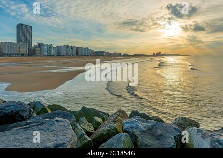 Oostende (Ostende) ville plage au coucher du soleil par la mer du Nord, Flandre, Belgique. Banque D'Images