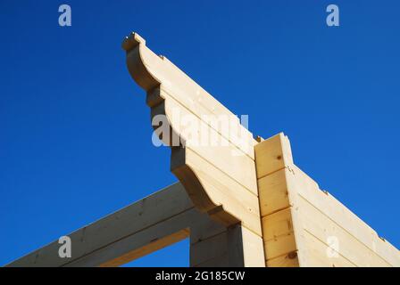 Détail de façade sur une maison en bois partiellement construite (sapin), une maison en bois prédécoupée qui est assemblée sur place. À Udine, ne Italie Banque D'Images