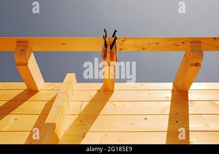 Détail de toit extérieur sur une maison en bois partiellement construite (en sapin), une maison en bois prédécoupée qui est assemblée sur place à Udine, Italie Banque D'Images