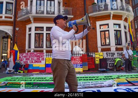 Londres, Royaume-Uni. 5 juin 2021. Un observateur légal observe les manifestants à l'extérieur de l'ambassade de Colombie. Une manifestation a eu lieu à l'extérieur de l'ambassade à Knightsbridge dans le cadre des manifestations en cours contre l'actuel gouvernement colombien. (Crédit : Vuk Valcic / Alamy Live News). Banque D'Images