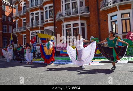 Londres, Royaume-Uni. 5 juin 2021. Danseurs devant l'ambassade de Colombie. Une manifestation a eu lieu à l'extérieur de l'ambassade à Knightsbridge dans le cadre des manifestations en cours contre l'actuel gouvernement colombien. (Crédit : Vuk Valcic / Alamy Live News). Banque D'Images