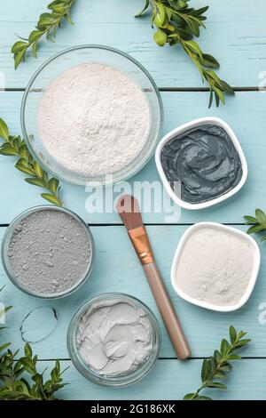 Argile cosmétique. Masque facial en argile sur un fond bleu doux. Différents types d'argile. Cosmétiques naturels pour les procédures cosmétiques. Concept de beauté. Banque D'Images