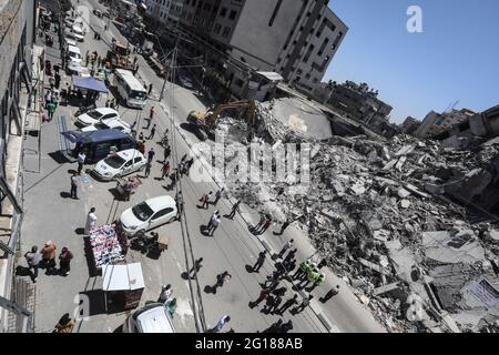 Gaza. 5 juin 2021. L'équipement égyptien et les excavations retirent les bâtiments et nettoient la ville détruite par les avions de guerre israéliens. Banque D'Images