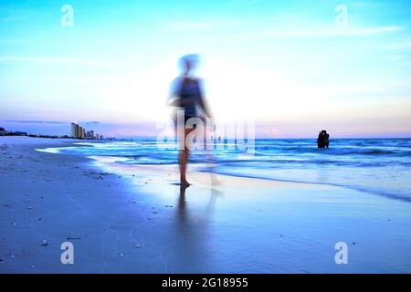 Résumé de touristes le long de la plage à pied au cours de la soirée, Panama City Beach, Floride, USA, 2019 Banque D'Images