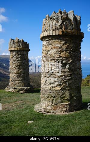 Deux piliers en pierre marquant le début du Jubilee Path près de Penmaenmawr dans le nord du pays de Galles Banque D'Images