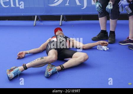 Leeds, Royaume-Uni. 05e juin 2021. Un athlète para s'effondre avec épuisement après sa course pendant la série AJ Bell 2021 World Triathlon Para Series à Roundhay Park, Leeds. Crédit: SPP Sport presse photo. /Alamy Live News Banque D'Images