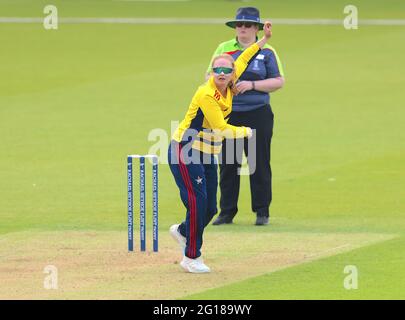 5 juin 2021. Londres, Royaume-Uni. Bryony Smith bowling tandis que les étoiles du Sud-est prennent la tempête occidentale dans le match de Trophée Rachael Heyoe-Flint à Kia Oval. Banque D'Images