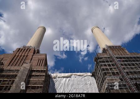 Londres, Royaume-Uni. 5 juin 2021. Le réaménagement de la centrale électrique de Battersea se poursuit. La célèbre centrale électrique a été mise hors service dans les années 1980 et était restée vide depuis plus de trois décennies. Avec les nouveaux résidents, dont le premier a déménagé le 25 mai 2021, le bâtiment abritera également des bureaux, Apple devant prendre plus de 500,000 pieds carrés dans le bâtiment plus tard cette année. (Crédit : Vuk Valcic / Alamy Live News). Banque D'Images