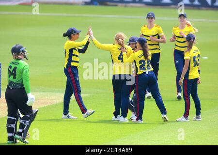 5 juin 2021. Londres, Royaume-Uni. Bryony Smith fête avec ses coéquipiers après avoir reçu le cricket de la Georgia Hennessy de Storm alors que les étoiles du Sud-est affrontent la tempête occidentale lors du match du Trophée Rachael Heyoe-Flint de Kia Oval. Banque D'Images