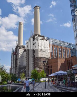 Londres, Royaume-Uni. 5 juin 2021. Le réaménagement de la centrale électrique de Battersea se poursuit. La célèbre centrale électrique a été mise hors service dans les années 1980 et était restée vide depuis plus de trois décennies. Avec les nouveaux résidents, dont le premier a déménagé le 25 mai 2021, le bâtiment abritera également des bureaux, Apple devant prendre plus de 500,000 pieds carrés dans le bâtiment plus tard cette année. (Crédit : Vuk Valcic / Alamy Live News). Banque D'Images