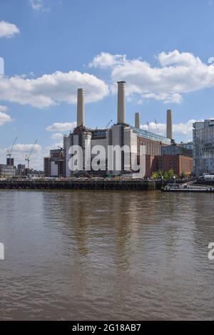 Londres, Royaume-Uni. 5 juin 2021. Le réaménagement de la centrale électrique de Battersea se poursuit. La célèbre centrale électrique a été mise hors service dans les années 1980 et était restée vide depuis plus de trois décennies. Avec les nouveaux résidents, dont le premier a déménagé le 25 mai 2021, le bâtiment abritera également des bureaux, Apple devant prendre plus de 500,000 pieds carrés dans le bâtiment plus tard cette année. (Crédit : Vuk Valcic / Alamy Live News). Banque D'Images