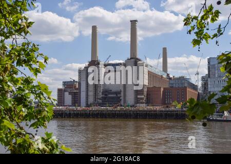 Londres, Royaume-Uni. 5 juin 2021. Le réaménagement de la centrale électrique de Battersea se poursuit. La célèbre centrale électrique a été mise hors service dans les années 1980 et était restée vide depuis plus de trois décennies. Avec les nouveaux résidents, dont le premier a déménagé le 25 mai 2021, le bâtiment abritera également des bureaux, Apple devant prendre plus de 500,000 pieds carrés dans le bâtiment plus tard cette année. (Crédit : Vuk Valcic / Alamy Live News). Banque D'Images