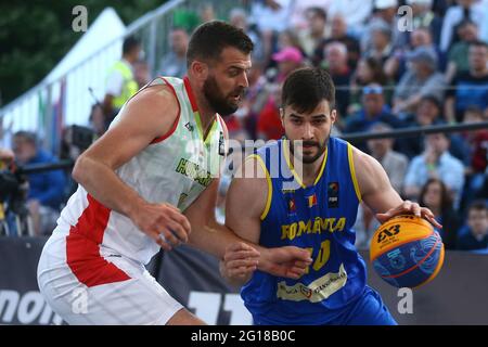 DEBRECEN, HONGRIE - JUIN 5 : Tamas Ivosev de Hongrie et Alexandru Coconea de Roumanie pendant le match de qualification olympique 2021 de la FIBA 3x3 pour l'universalité entre la Hongrie et la Roumanie sur la place Kossuth le 5 juin 2021 à Debrecen, Hongrie (photo d'Istvan Derencsenyi/Orange Pictures) Banque D'Images