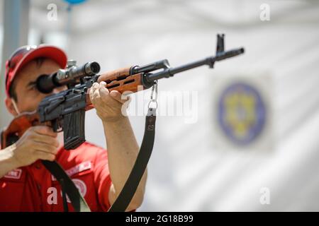 Bucarest, Roumanie - 5 juin 2021 : image de faible profondeur de champ (mise au point sélective) avec un paramédic roumain visant un fusil de sniper Dragunov pendant un e Banque D'Images