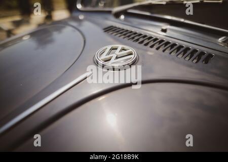 Bucarest, Roumanie - 5 juin 2021 : profondeur de champ peu profonde (mise au point sélective) détails d'une édition Volkswagen classique de Beetle Wolfsburg. Banque D'Images