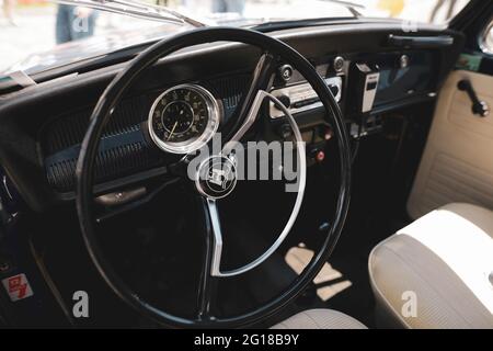 Bucarest, Roumanie - 5 juin 2021 : détails de faible profondeur de champ (mise au point sélective) avec le volant et l'intérieur d'un Volkswagen classique Beetl Banque D'Images