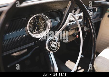Bucarest, Roumanie - 5 juin 2021 : détails de faible profondeur de champ (mise au point sélective) avec le volant et l'intérieur d'un Volkswagen classique Beetl Banque D'Images