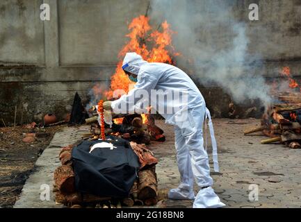 Guwahati, Inde. 5 juin 2021. Un rite est détenu pour une victime décédée de la COVID-19 à un crématorium à Guwahati, Assam, Inde, le 5 juin 2021. Le taux de COVID-19 en Inde est passé à 28,694,879 samedi avec 120,529 nouveaux cas enregistrés au cours des dernières 24 heures, le plus bas des deux derniers mois, a déclaré le ministère fédéral de la Santé. En outre, 3,380 décès ont été signalés depuis vendredi matin, portant le nombre de décès à 344,082. Après être tombé en dessous du niveau de 3,000 au cours des deux derniers jours, les décès quotidiens ont de nouveau augmenté au cours des 24 dernières heures. Credit: STR/Xinhua/Alay Live News Banque D'Images