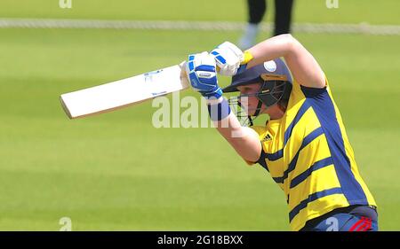 5 juin 2021. Londres, Royaume-Uni. Bryony Smith battant alors que les étoiles du Sud-est affrontent Western Storm dans le match du Trophée Rachael Heyoe-Flint au Kia Oval. Banque D'Images