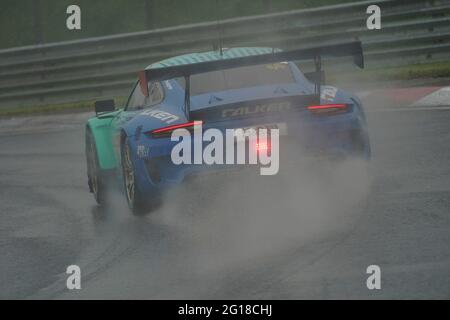 05.06.2021, Nurburgring, Nurburg, course 2021 24h, Nurburgring, 03.06. - 06.06.2021, sur la photo n° 44: Porsche 911 GT3 R Falken Motorsports Bachler, Klaus (AUT) Ragginger, Martin (AUT) Muller, Sven (DEU) Picariello, Alessio (bel) Banque D'Images