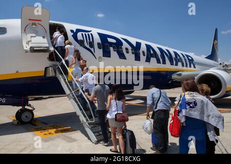 Passagers à bord d'un avion Ryanair à l'aéroport de Séville, Espagne Banque D'Images