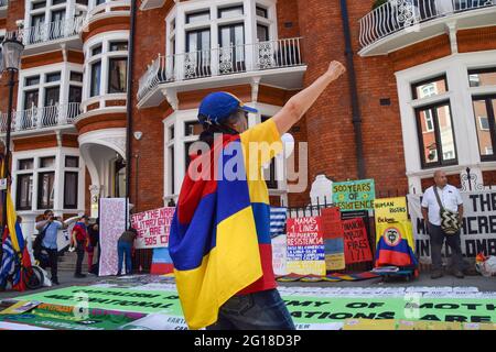 Londres, Royaume-Uni. 05e juin 2021. Un manifestant avec un geste de mégaphone devant l'ambassade de Colombie à Londres pendant la manifestation.UNE manifestation a été organisée devant l'ambassade à Knightsbridge dans le cadre des manifestations en cours contre le gouvernement colombien actuel. Crédit : SOPA Images Limited/Alamy Live News Banque D'Images