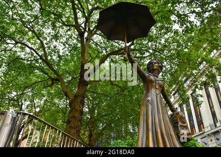 La statue de Mary Poppins à Leicester Square, Londres Banque D'Images