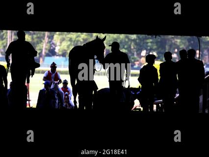 Elmont, États-Unis. 05e juin 2021. Des jockeys et des chevaux se dirigent vers le paddock au parc Belmont, avant la 153e course des piquets Belmont au parc Belmont à Elmont, New York, le 4 juin 2021. Photo de Mark Abraham/UPI crédit: UPI/Alay Live News Banque D'Images