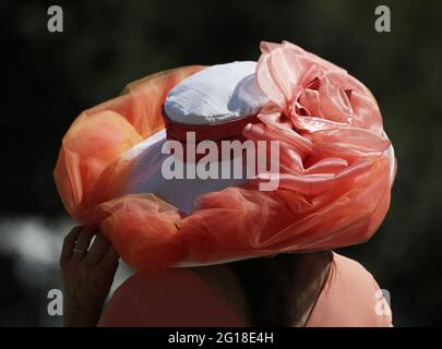 Elmont, États-Unis. 05e juin 2021. Les fans de course portent des chapeaux décoratifs colorés au parc Belmont avant la 153e course des piquets Belmont à Elmont, New York, le samedi 5 juin 2021. En raison des préoccupations constantes de la COVID, Belmont Stakes aura cette année environ 11,000 à 12,000 fans en présence. Photo de John Angelillo/UPI crédit: UPI/Alay Live News Banque D'Images