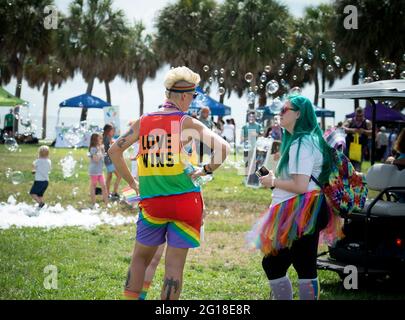 Saint-Pétersbourg, Floride, États-Unis. 5 juin 2021. Tenues colorées au cityÃs OUT dans le festival Park gay Pride sur Tampa Bay. Au lieu d'accueillir l'un des plus grands défilés de la gay Pride du pays, les organisateurs locaux ont opté pour une série d'événements plus petits tout au long du mois de juin, considérés au niveau national comme le mois de la gay Pride.les célébrations à l'échelle de l'arrière étaient dues aux précautions de la COVID-19, bien que peu de participants au SaturdayÃs front de mer dans le festival du parc aient utilisé des masques. Credit: Robin Rayne/ZUMA Wire/Alay Live News Banque D'Images