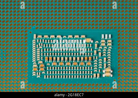 Détail du micro-processeur moderne de la carte mère de l'ordinateur. Emballage de réseau de terre. Unité centrale de traitement par le bas. Ingénierie électrique. Tech. Banque D'Images