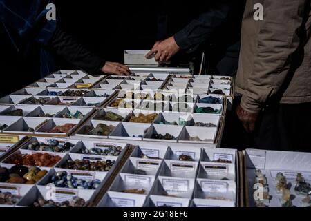 Le Cape Town Gem and Mineral Club vend et échange des pierres semi-précieuses au pavillon Bothasig le premier samedi de chaque mois Banque D'Images