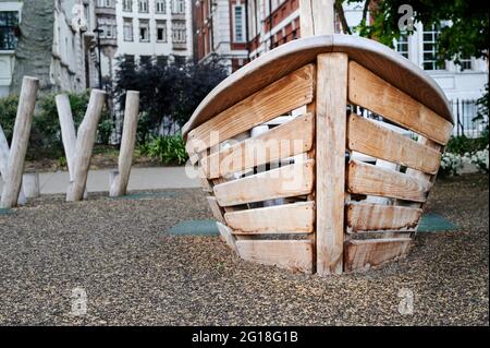 Vue de face d'un petit cadre d'escalade en forme de bateau pour les enfants dans une aire de jeux dans une ville. Banque D'Images