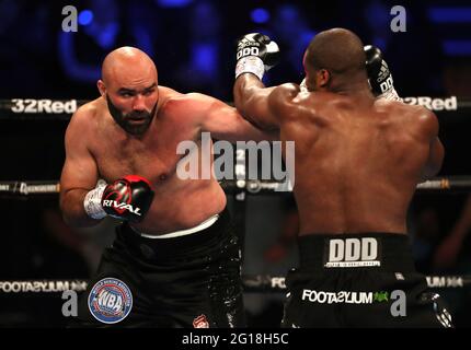 Bogdan Dinu (à gauche) et Daniel Dubois dans le WBA Interim Heavyweight Championship pendant l'événement de boxe au Telford International Centre, Telford. Date de la photo: Samedi 5 juin 2021. Banque D'Images