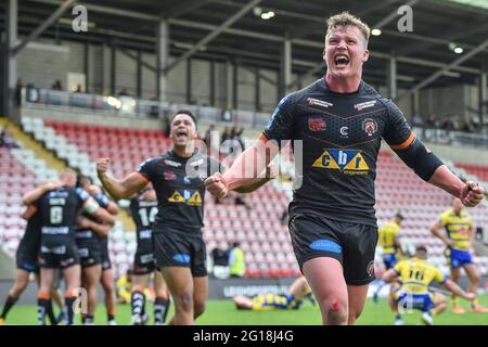 Leigh, Angleterre - 5 juin 2021 -Adam Milner de Castleford Tigers célèbre la victoire de la Ligue de rugby Betfred Challenge Cup demi-finales Castleford Tigers vs Warrington Wolves au Leigh Sports Village, Leigh, Royaume-Uni Dean Williams/Alay Live News Banque D'Images