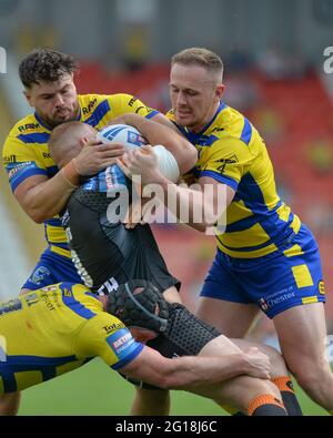 Leigh, Angleterre - 5 juin 2021 -Liam Watts de Castleford Tigers, enveloppé par Joe Philbin, Ben Currie et Chris Hill de Warrington Wolves lors de la coupe de compétition de rugby Betfred semi-finales Castleford Tigers contre Warrington Wolves au Leigh Sports Village, Leigh, Royaume-Uni Dean Williams/Alay Live News Banque D'Images