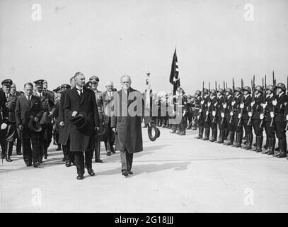 Accord de Munich 1938 : le Premier ministre britannique Neville Chamberlain et Joachim Ribbentrop inspectent un défilé militaire SS Banque D'Images