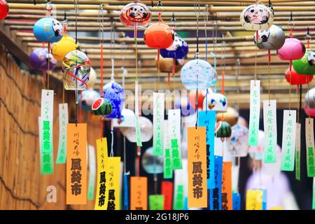 Cloches japonaises colorées exposées au marché des cloches à vent du temple Kawasaki Daishi Banque D'Images