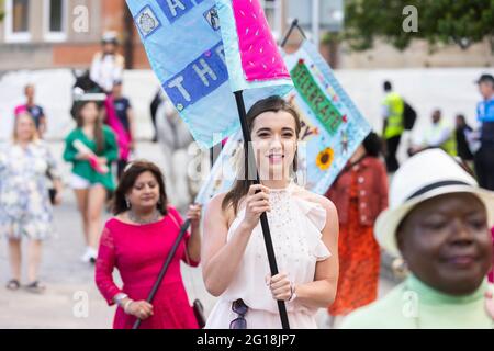 UTILISATION ÉDITORIALE SEULEMENT les godicas de jour moderne sélectionnés par nomination publique à cheval de différents quartiers de la ville accompagnés par des femmes portant des bannières et des drapeaux représentant leur manifeste pour la ville pendant l'événement caractéristique de Coventry UK City of Culture, Coventry Moves. Date de la photo: Samedi 5 juin 2021. Banque D'Images