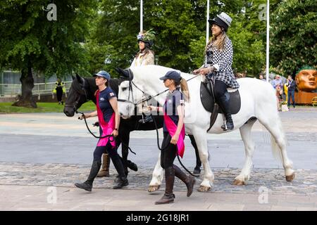 UTILISATION ÉDITORIALE SEULEMENT les godicas de jour moderne sélectionnés par nomination publique à cheval de différents quartiers de la ville accompagnés par des femmes portant des bannières et des drapeaux représentant leur manifeste pour la ville pendant l'événement caractéristique de Coventry UK City of Culture, Coventry Moves. Date de la photo: Samedi 5 juin 2021. Banque D'Images