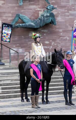 UTILISATION ÉDITORIALE SEULEMENT les godicas de jour moderne sélectionnés par nomination publique à cheval de différents quartiers de la ville accompagnés par des femmes portant des bannières et des drapeaux représentant leur manifeste pour la ville pendant l'événement caractéristique de Coventry UK City of Culture, Coventry Moves. Date de la photo: Samedi 5 juin 2021. Banque D'Images