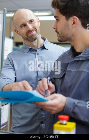 architectes masculins inspectant l'inventaire sur le site Banque D'Images