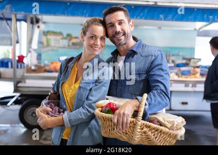 portrait d'un couple heureux au marché local Banque D'Images