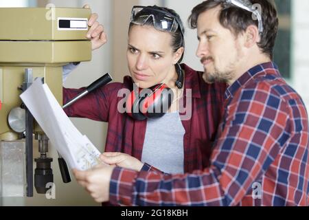 deux menuisiers travaillent dur dans l'atelier Banque D'Images