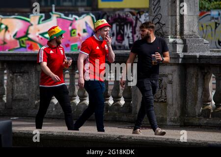 Cardiff, pays de Galles. 5 juin 2021. Les fans gallois se rendent au match pays de Galles v Albanie amical au stade de Cardiff City le 5 juin 2021. De la Banque D'Images