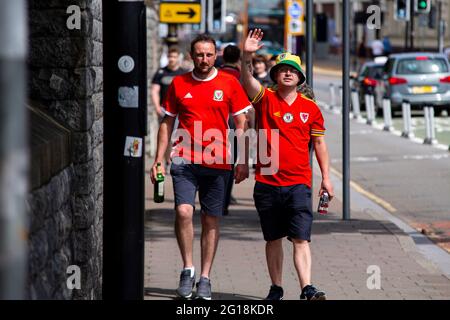 Cardiff, pays de Galles. 5 juin 2021. Les fans gallois se rendent au match pays de Galles v Albanie amical au stade de Cardiff City le 5 juin 2021. De la Banque D'Images